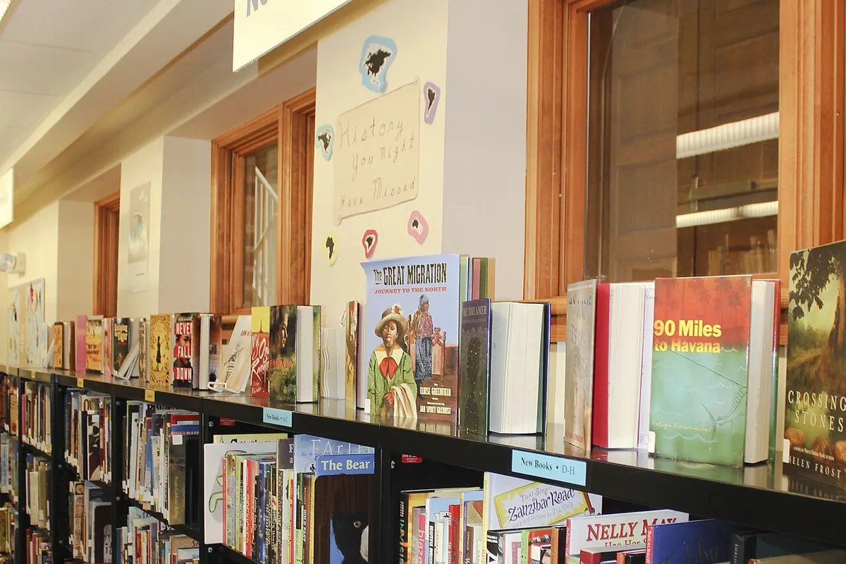 Рафтове и витрина с детски книжки в библиотека