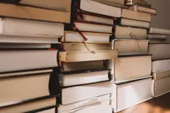 Купчини книги с твърди корици на дървен под